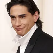 Enzo Vogrincic en la alfombra roja de los Premios Oscar 2024.