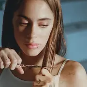 Tini Stoessel cortándose el cabello.
