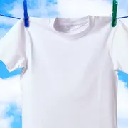 Las hojas de laurel junto con el bicarbonato de sodio devuelven el color a la ropa desteñida.