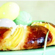 Rosca de Pascua keto con crema pastelera.