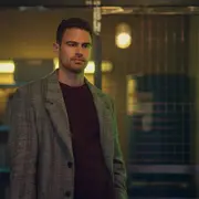 Theo James protagoniza el nuevo éxito de Netflix.