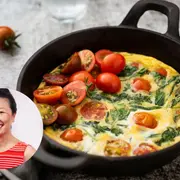 Tortilla de tomate y atún, una receta de Kari Gao.