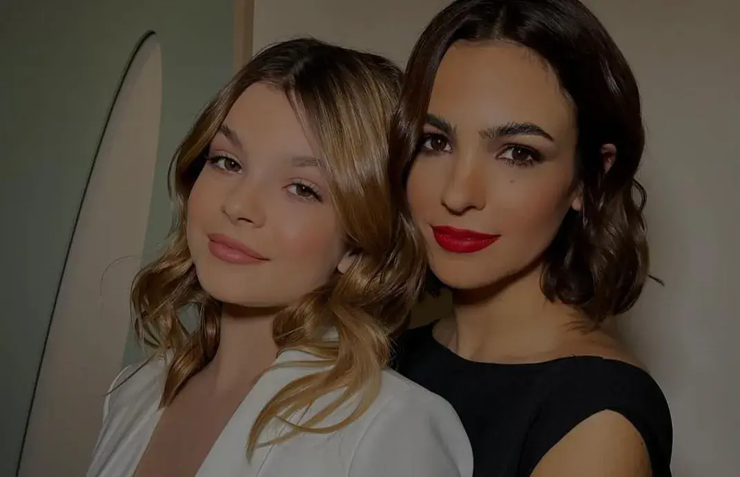 Muna Pauls junto a su mamá, Agustina Cherri.