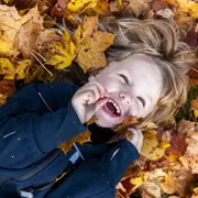 Los 3 ejes para criar niños felices, según expertos suecos.