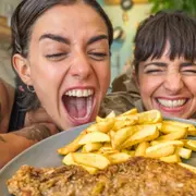 Paulina Cocina y Zoe Gotusso comparten su receta de milanesas con papas fritas.