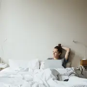 "Al utilizar la verticalidad de las paredes y seguir estas recomendaciones podés transformar tu dormitorio pequeño en un oasis de tranquilidad y estilo", asegura Yani.