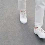 Los pantalones blancos son tendencia en temporada otoño-invierno 2024.