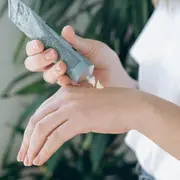 Los factores del invierno que afectan la hidratación de tus manos.