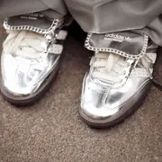 Zapatillas plateadas, el calzado tendencia.