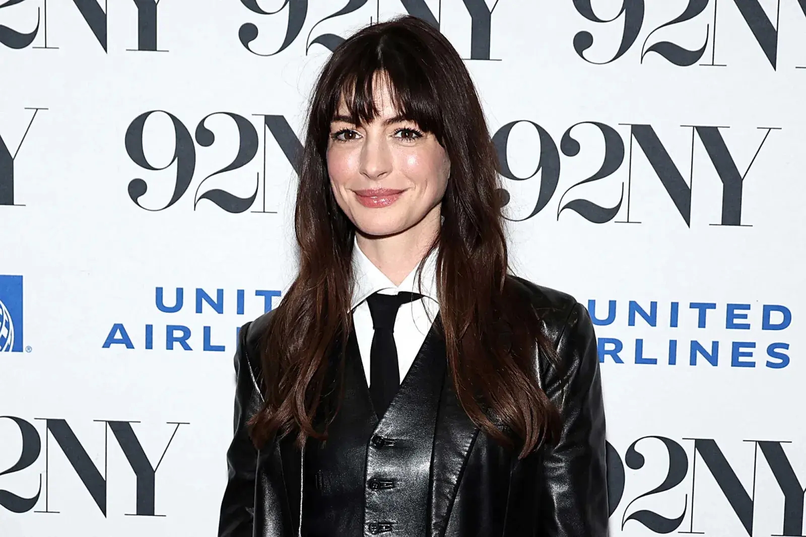 Anne Hathaway se llevó todas las miradas con el estilismo elegido para la promoción de su último film.