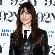 Anne Hathaway se llevó todas las miradas con el estilismo elegido para la promoción de su último film.