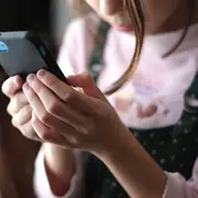 ¿A qué edad conviene darles un celular a los chicos y chicas?