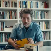 Mariano Cohn protagoniza la película documental en la que busca justicia para su hermano.