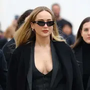Jennifer Lawrence es una de las celebrities que se sumó a la tendencia office siren