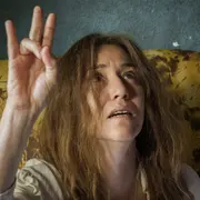 Lola Dueñas protagoniza la mejor serie que verás este año ahora en Latinoamérica.