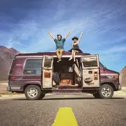 Lolita Campos y Manu Pozzi, otra vez salen a la aventura de recorrer el mundo en un bus-casa