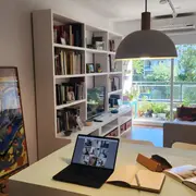 Monoambiente con cama rebatible: una idea genial para aprovechar bien el espacio.