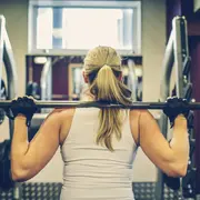 Entrenar con pesas: estos beneficios tiene para la mujer.