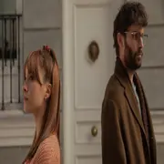 Aitana Ocaña y Fernando Guallar protagonizan Pared con pared, la nueva comedia romántica de la plataforma.