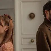 Aitana Ocaña y Fernando Guallar protagonizan Pared con pared, la nueva comedia romántica de la plataforma.