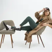 TRENCH (MISHKA), TOP Y CALZA (SKINNA), GORRA (NEW BALANCE).