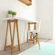 Armar el escritorio con un tablon y caballetes es una opción más barata y muy canchera.