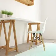 Armar el escritorio con un tablon y caballetes es una opción más barata y muy canchera.