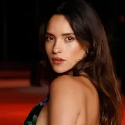 Adria Arjona es la hija del cantante guatemalteco, Ricardo Arjona, y el nuevo amor de Jason Momoa.