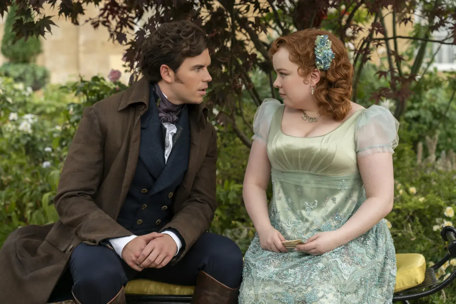 Luke Newton y Nicola Coughlan son la pareja protagónica de Bridgerton.