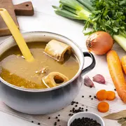 Entre los beneficios del caldo de huesos combate la inflamación articular.