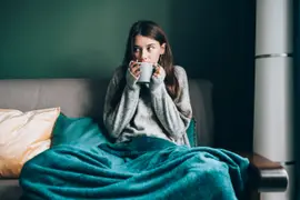 Para ganar calor en tu casa, durante el día es recomendable correr cortinas, subir persianas y dejar entrar la luz solar para aportar al calentamiento natural de los distintos ambientes.