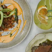 Martes botánicos en el Palacio Duhau: una propuesta de Gioia -el restó de cocina plant-based-, maridado con tragos a base de gin Bosque.