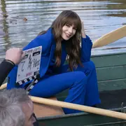 Lily Collins durante el rodaje de la cuarta temporada en Emily in Paris.
