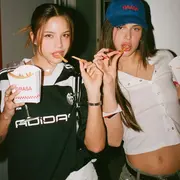 Emilia Mernes y Nathy Peluso comiendo papas fritas en la Grasa Session