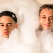 Imagen promocional de Baño María, el último disco de Ca7riel y Paco Amoroso.