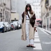 Jean blanco recto en un look otoñal.