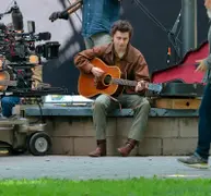 Guitarra en mano, Timothée Chalamet, en las calles de New Jersey y en la piel del mítico Bob Dylan.