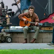 Guitarra en mano, Timothée Chalamet, en las calles de New Jersey y en la piel del mítico Bob Dylan.