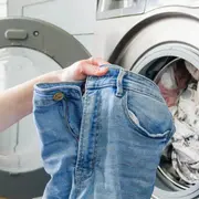 Para lavar tu jean a mano se recomienda poner poca cantidad de detergente en agua y dejarlos en remojo por unos 45 minutos.