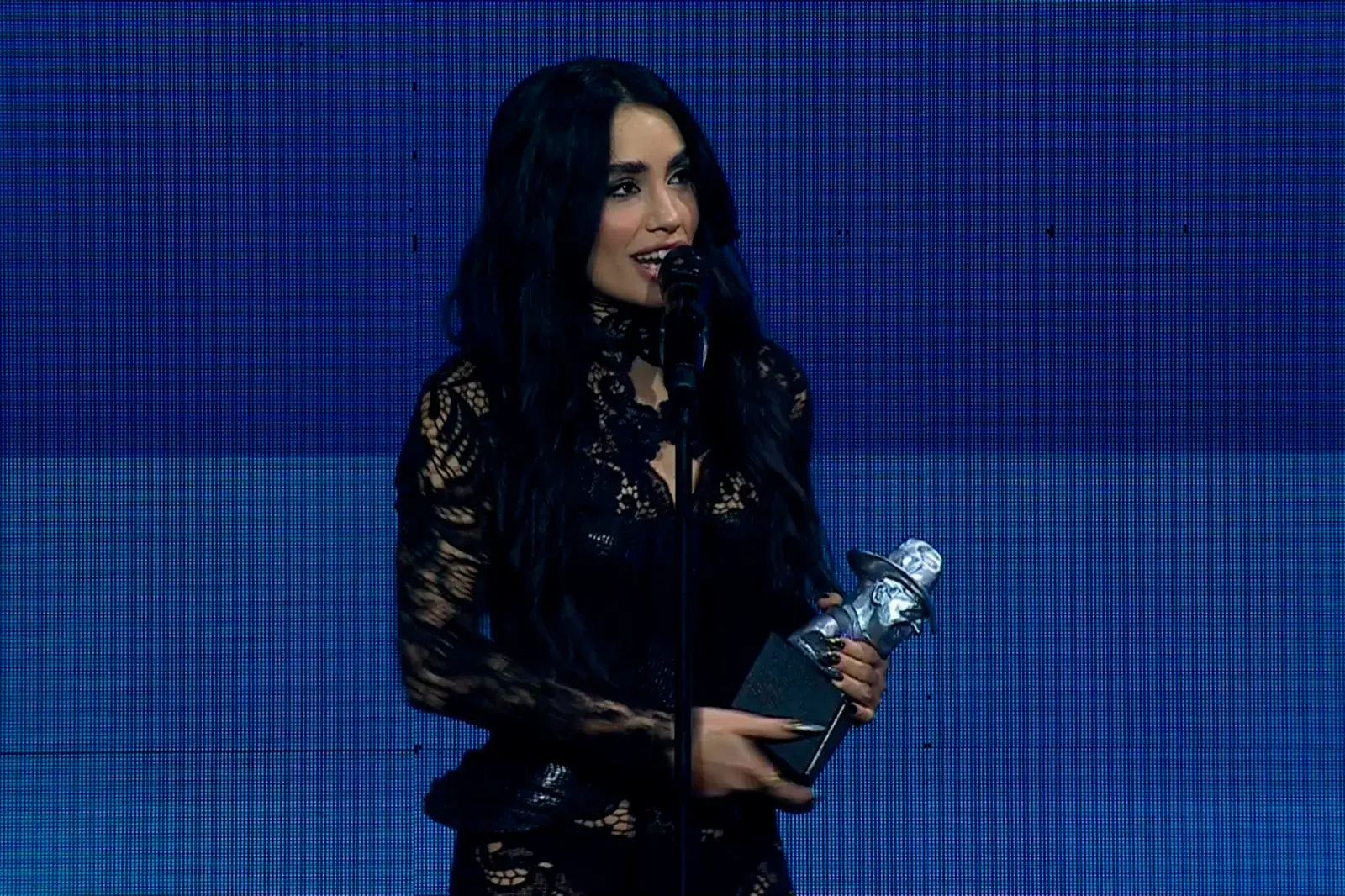 Lali dando su conmovedor discurso en los Premios Gardel 2024.