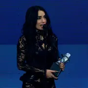 Lali dando su conmovedor discurso en los Premios Gardel 2024.