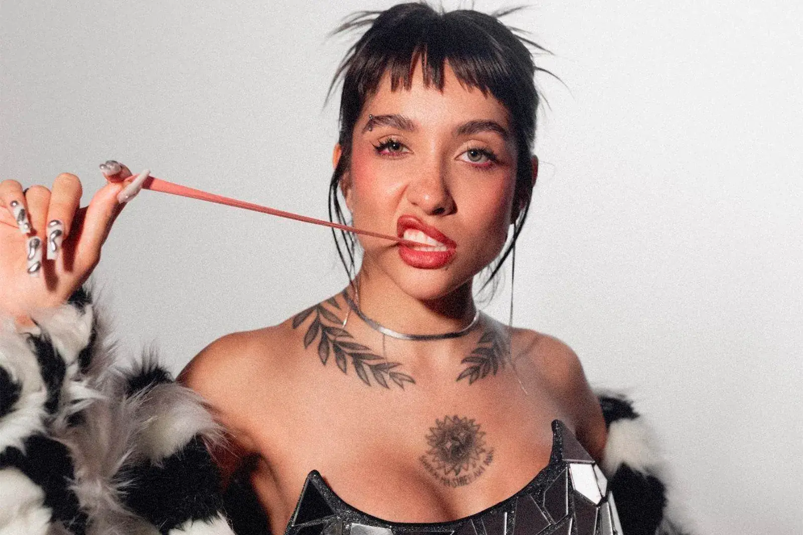 La cantante, María Becerra le respondió a una tuitera que la criticó por su forma de festejar el 25 de mayo.