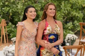 La novia y su mamá, interpretada por Brooke Shields.