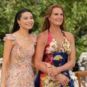 La novia y su mamá, interpretada por Brooke Shields.