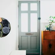 Qué significa poner monedas en la puerta de tu casa.