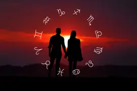 Pareja con rueda de signo zodiacal.