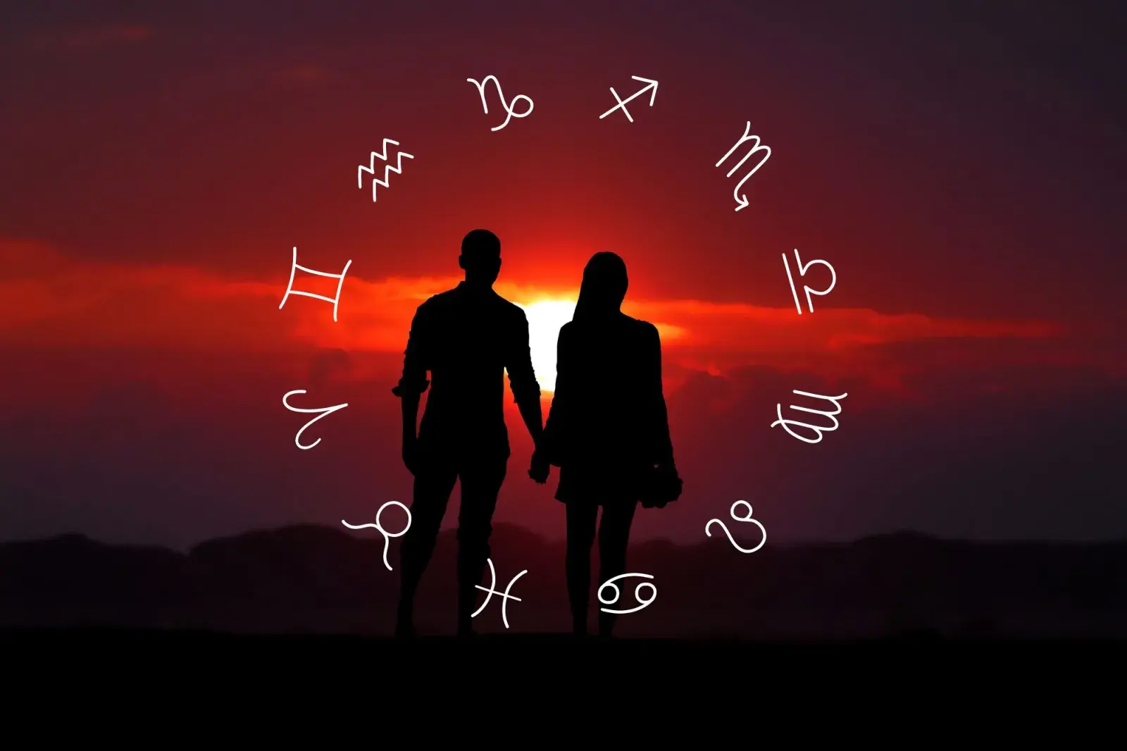 Pareja con rueda de signo zodiacal.