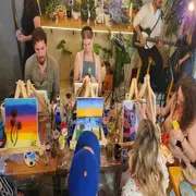 Jugar a ser artistas por un rato, con una copa de vino en mano, es la propuesta de Sadhana Garden.