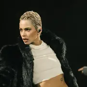 Tini presentando su nuevo trabajo, Un mechón de pelo.