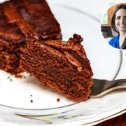 Receta de torta de chocolate húmeda de Paulina Cocina.